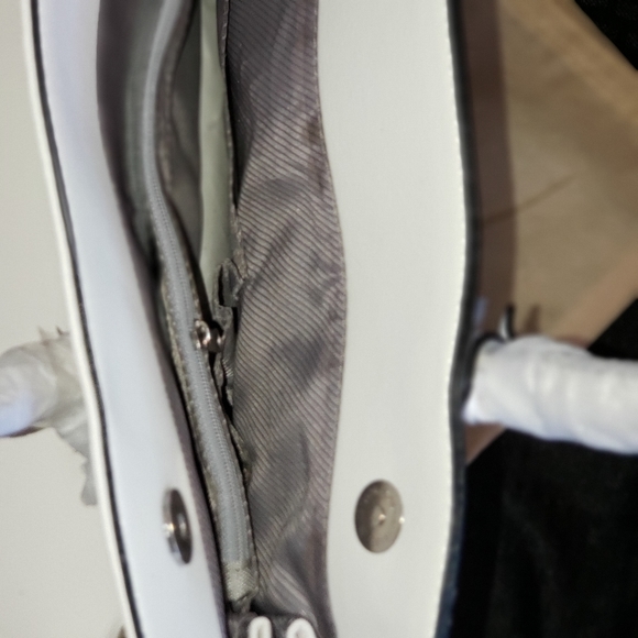 $22 Special..La Vani handbag - Picture 3 of 3